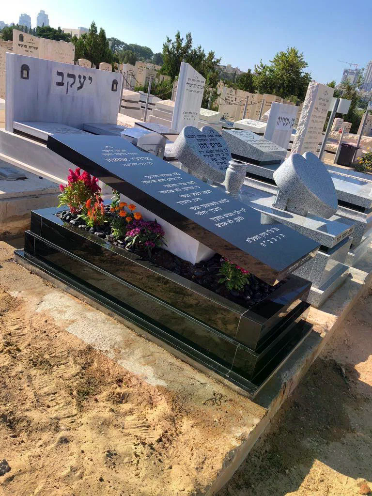 חידוש כיתוב אותיות – מצבה מהקטלוג של מצבות רעננה